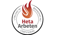 Heta Arbeten certifieringslogotyp med en flammande symbol och texten "Utbildad av Brandfast Nu".